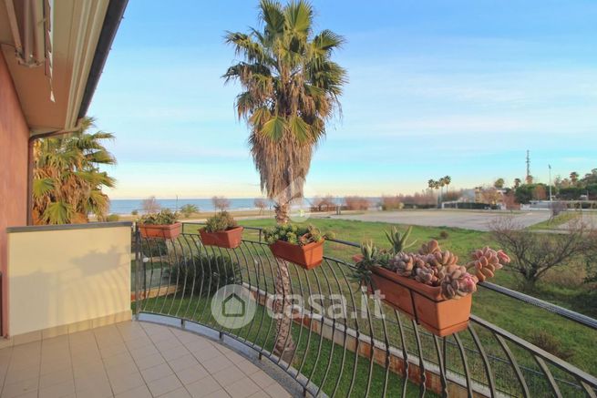 Appartamento in residenziale in Lungomare Rodi 40