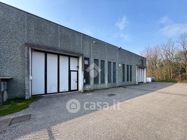 Capannone in commerciale in Via San Martino del Carso