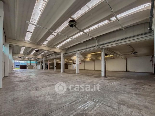 Capannone in commerciale in Via Enrico Fermi 7