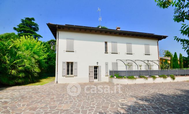 Casa bi/trifamiliare in residenziale in