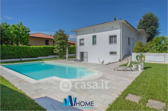 Villa in residenziale in Via A. De Gasperi 13