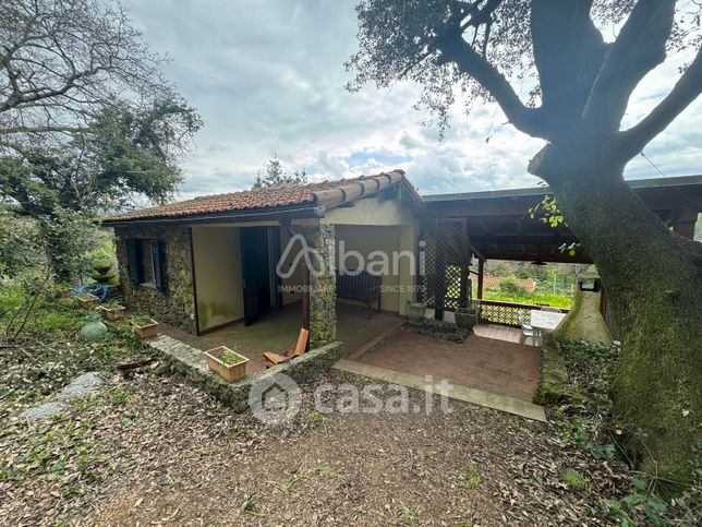 Casa indipendente in residenziale in 