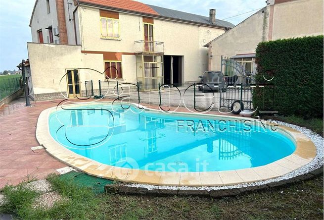 Casa bi/trifamiliare in residenziale in Via Masi