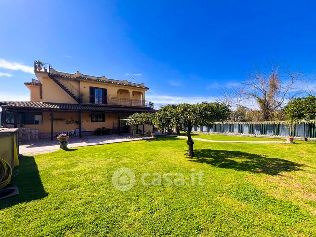 Villetta a schiera in residenziale in Via Monterusciello 35