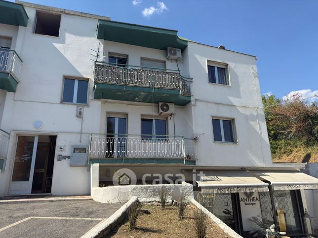 Ufficio in commerciale in Via Appia 333