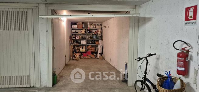 Box/posto auto in residenziale in Via Morganti 54
