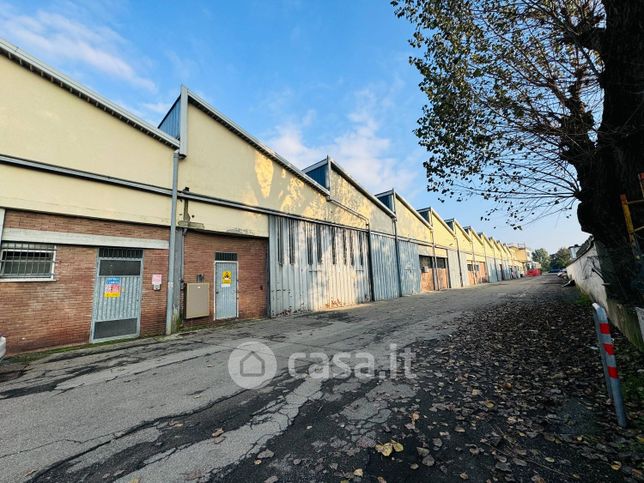Capannone in commerciale in 