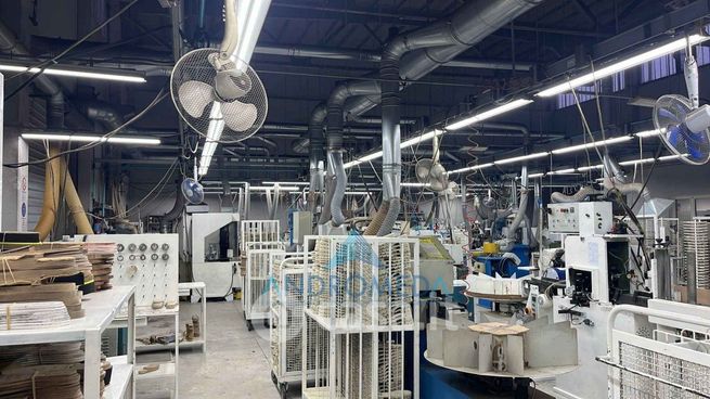 Capannone in commerciale in 