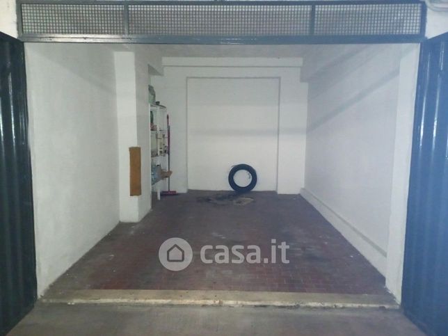 Box/posto auto in residenziale in Via delle Baleniere 70