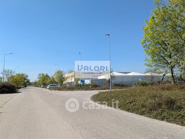 Capannone in commerciale in 