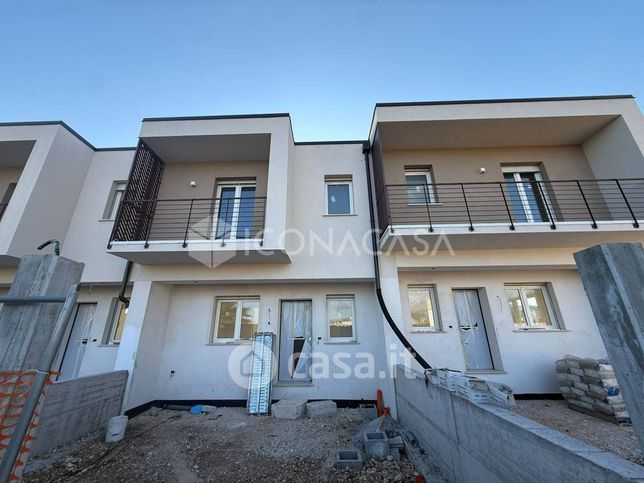 Villetta a schiera in residenziale in Via Caruscino 60