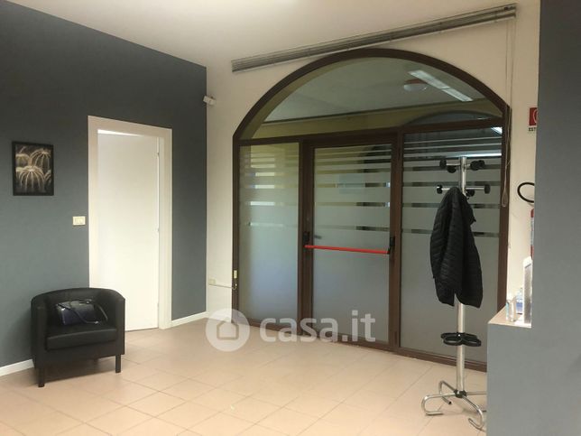 Ufficio in commerciale in Via Canovaccia 1