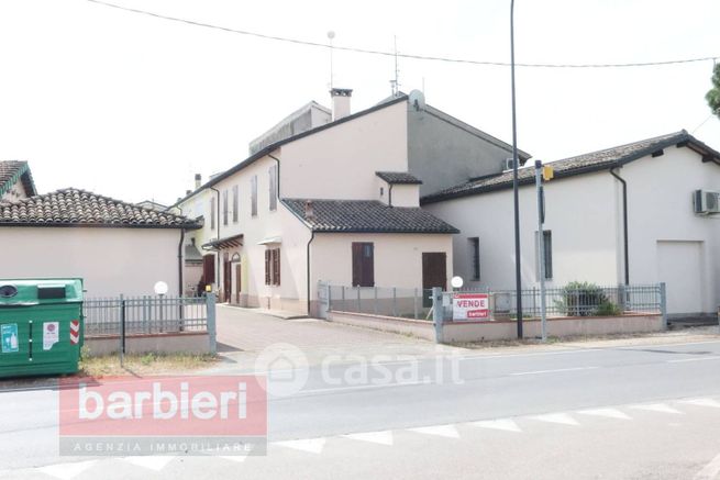 Casa bi/trifamiliare in residenziale in Via Senna 20