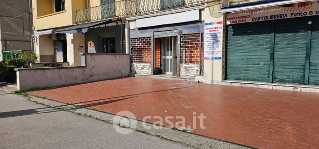 Negozio/locale commerciale in commerciale in Via Fuori Porta Roma 20