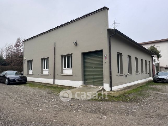 Capannone in commerciale in Via Guido Dorso