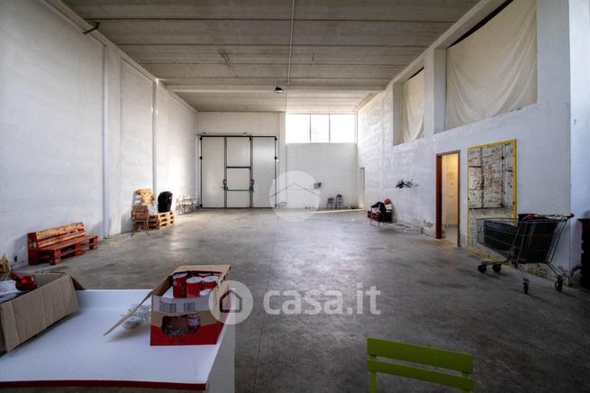 Capannone in commerciale in Via Enrico Fermi 15