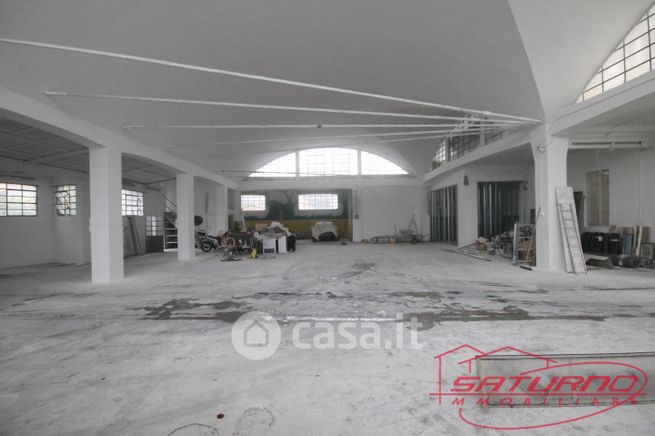 Capannone in commerciale in 