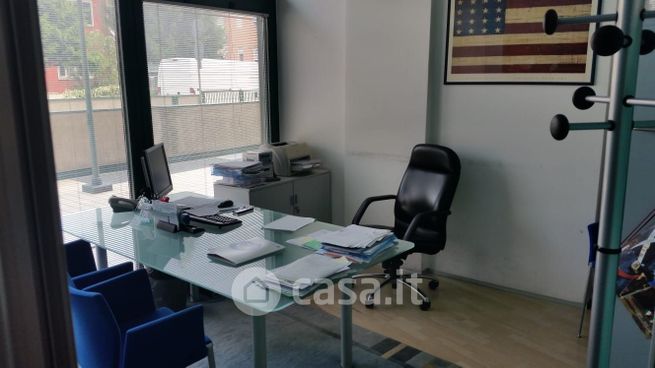 Ufficio in commerciale in Via Volturno