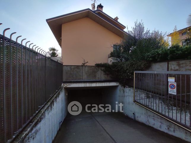 Garage/posto auto in residenziale in Via Pietro Spino 18 a