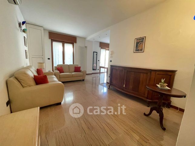 Appartamento in residenziale in Viale Francesco Lo Re 14