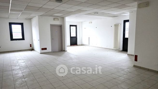 Ufficio in commerciale in Viale dell' Industria 68