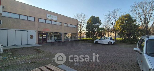 Capannone in commerciale in Via Modena 267