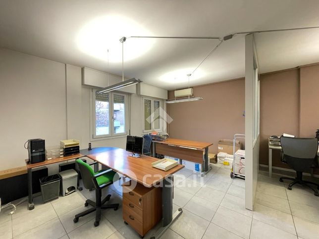 Ufficio in commerciale in 