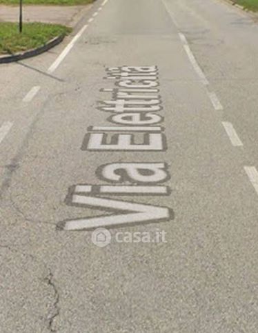 Capannone in commerciale in Via ElettricitÃ 