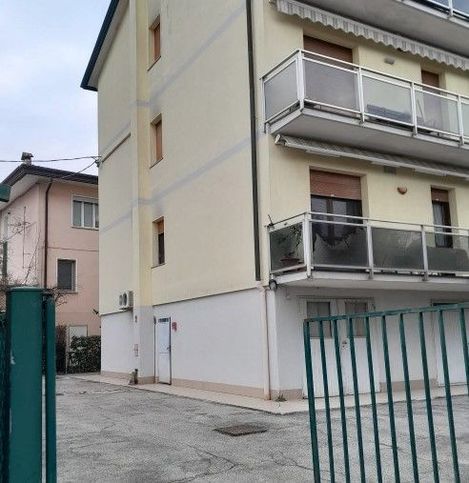 Box/posto auto in residenziale in Via Triestina 128