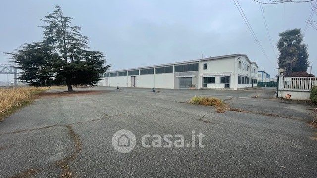 Capannone in commerciale in Via Vittime del Vajont 58