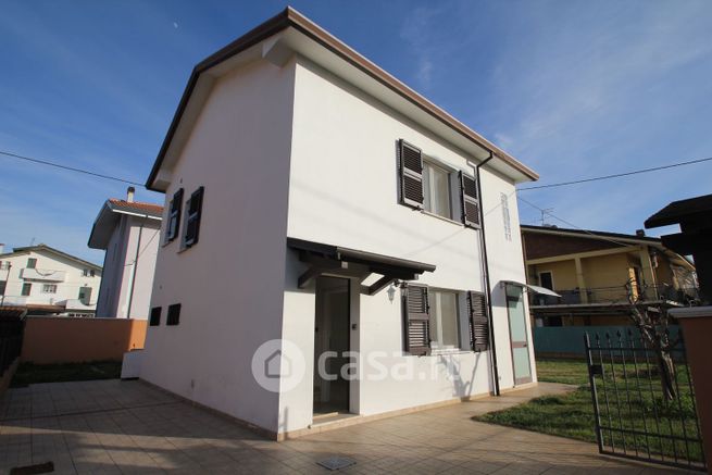 Casa indipendente in residenziale in 