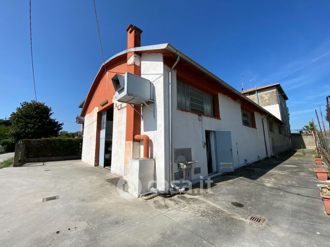 Capannone in commerciale in Via Lido Po 22