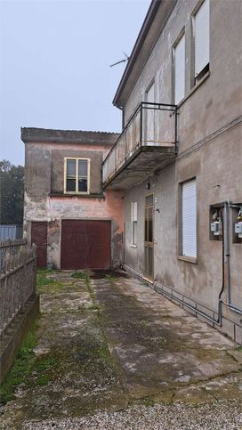 Casa bi/trifamiliare in residenziale in 