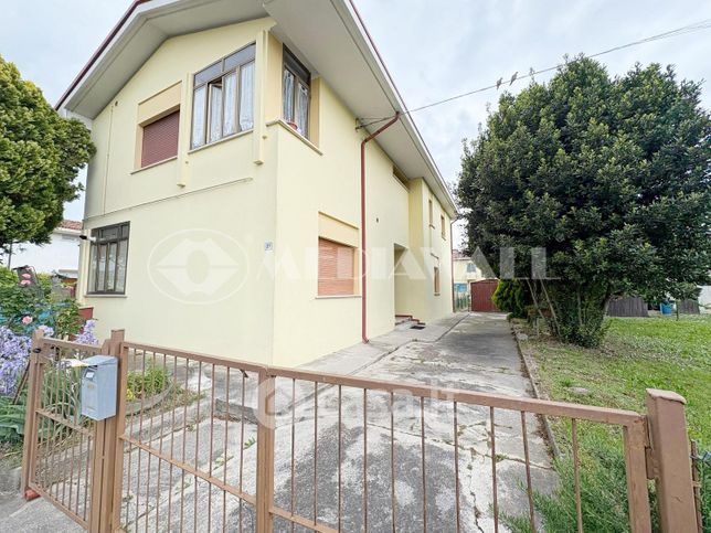 Casa bi/trifamiliare in residenziale in Via San Stefano 21
