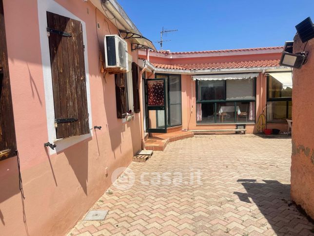 Casa indipendente in residenziale in SS131 212