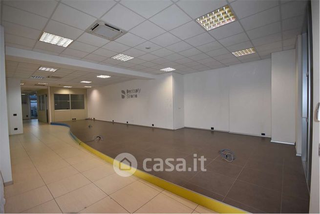 Ufficio in commerciale in 