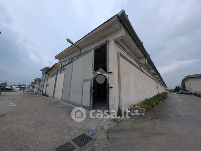 Capannone in commerciale in 