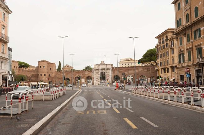 Ufficio in commerciale in Via Appia Nuova 20