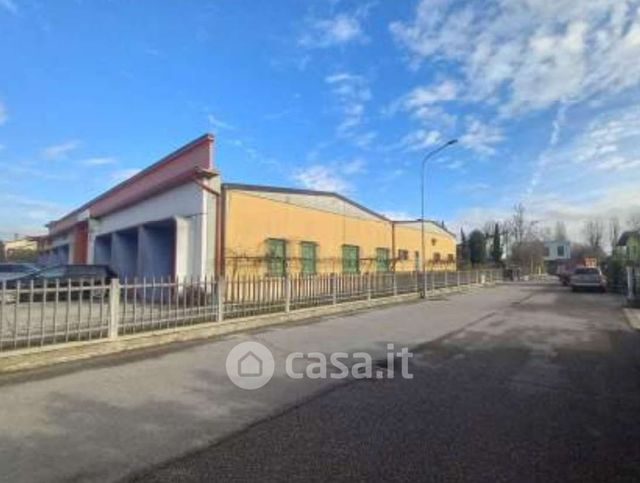Capannone in commerciale in 