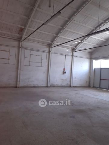 Capannone in commerciale in 