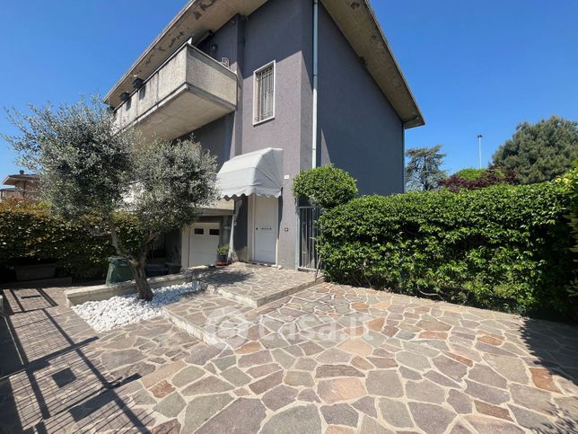 Casa bi/trifamiliare in residenziale in 