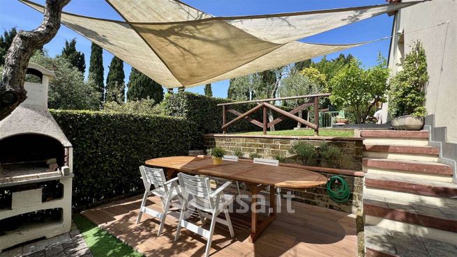 Casa bi/trifamiliare in residenziale in