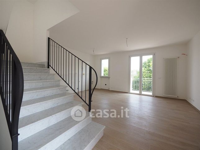 Casa bi/trifamiliare in residenziale in