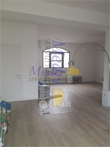 Ufficio in commerciale in 