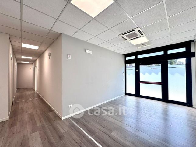 Ufficio in commerciale in Via Monte Rosa