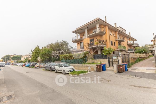 Box/posto auto in residenziale in Strada di Ponte Lucano 60