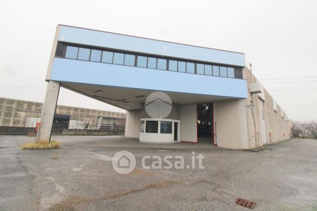 Capannone in commerciale in Via A. Grandi 10