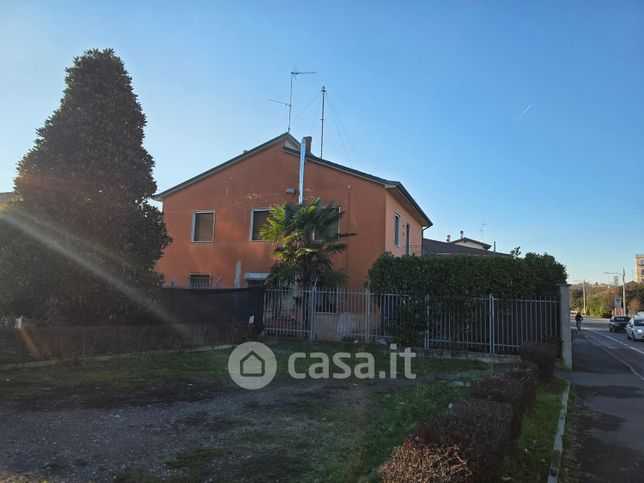 Casa bi/trifamiliare in residenziale in Via Emilia 18