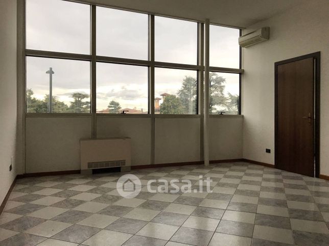 Ufficio in commerciale in Via Trieste