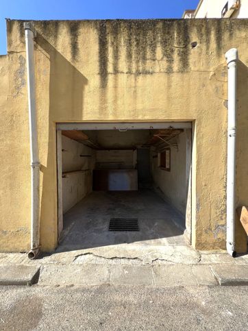 Box/posto auto in residenziale in Via Paolo de Falcos 2